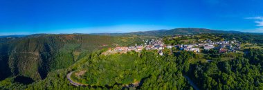 İspanya 'daki Ribeira Sacra vadisine bakan Castro Caldelas' ın hava manzarası..