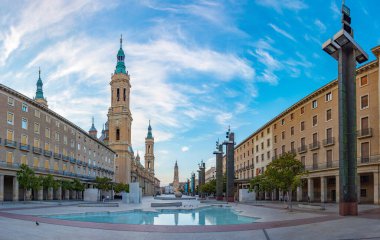 İspanya 'nın Zaragoza kentindeki Basilica de nuestra senyora de pilar' ın gün doğumu manzarası.