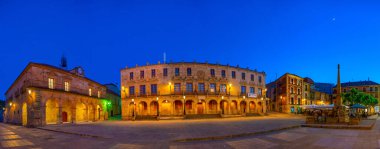 İspanya 'daki Soria belediye binasının gece manzarası.