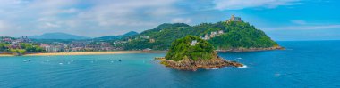 Monte Igualdo San Sebastian, İspanya 'da Santa Clara adasının arkasında görüldü..