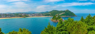 Monte Igualdo San Sebastian, İspanya 'da Santa Clara adasının arkasında görüldü..
