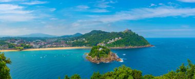 Monte Igualdo San Sebastian, İspanya 'da Santa Clara adasının arkasında görüldü..