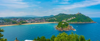 Monte Igualdo San Sebastian, İspanya 'da Santa Clara adasının arkasında görüldü..