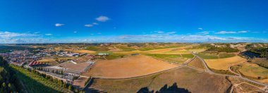 İspanyol şehri Penafiel 'i çevreleyen üzüm bağları.