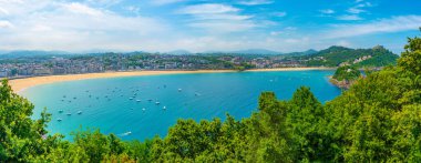 Monte Igualdo San Sebastian, İspanya 'da Santa Clara adasının arkasında görüldü..