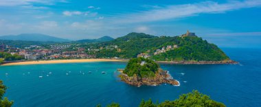 Monte Igualdo San Sebastian, İspanya 'da Santa Clara adasının arkasında görüldü..