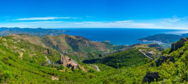 İspanya 'daki Sant Pere de Rodes Manastırı manzarası.