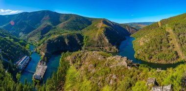 Navea nehrinin Panorama 'sı İspanya' daki Pontenovo hidroelektrik santralini geçiyor.