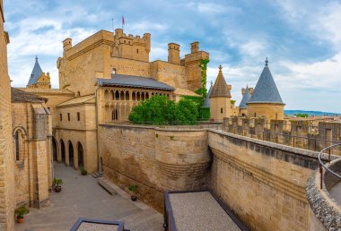 İspanya 'daki Olite Kraliyet Sarayı' nın surları.