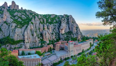 İspanya 'daki Santa Maria de Montserrat Manastırı' nın günbatımı manzarası.