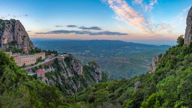 İspanya 'daki Santa Maria de Montserrat Manastırı' nın günbatımı manzarası.