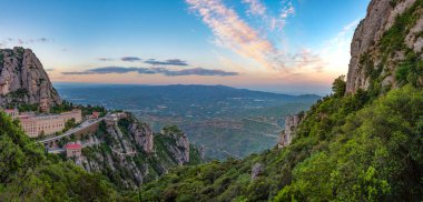 İspanya 'daki Santa Maria de Montserrat Manastırı' nın günbatımı manzarası.