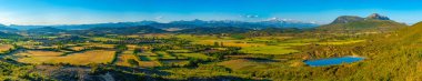 İspanyol köyü Bailo yakınlarındaki Pireneler Panoraması.