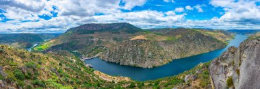 İspanya 'da Picon del Moro' dan Douro nehrinin panorama manzarası.