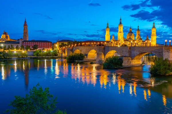 Basilica de nuestra senora de pilar, del salvador de zaragoza ve puente de piedra in Zaragoza, İspanya.