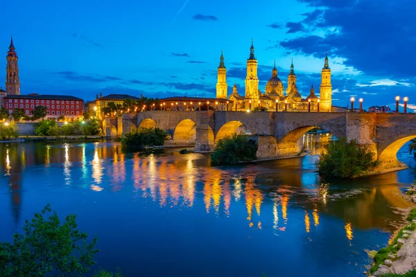 stock image Night view of the basilica de nuestra senora de pilar, catedral del salvador de zaragoza and puente de piedra in Zaragoza, Spain.