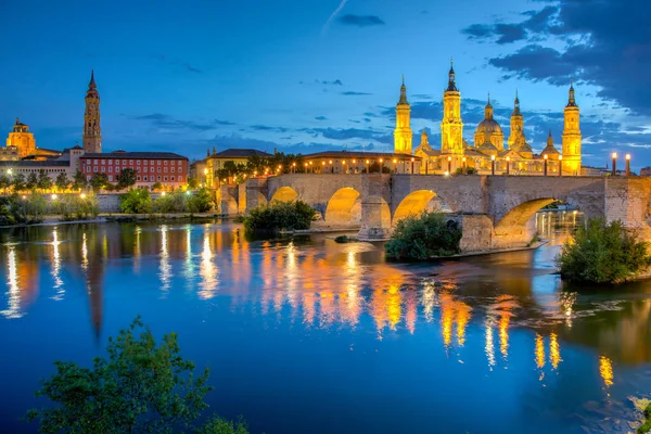 Basilica de nuestra senora de pilar, del salvador de zaragoza ve puente de piedra in Zaragoza, İspanya.