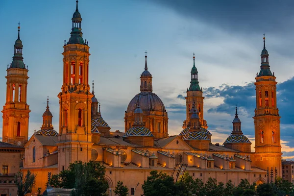 İspanya, Zaragoza 'daki Basilica de nuestra sinyora de pilar' ın gün batımı manzarası.