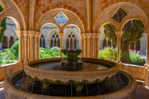 Фонтан Монастыре Санта Мария Поблет Испании — стоковое фото