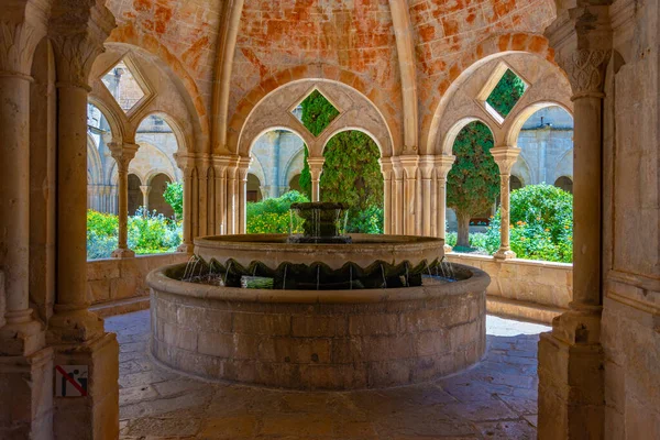 Фонтан Монастыре Санта Мария Поблет Испании — стоковое фото