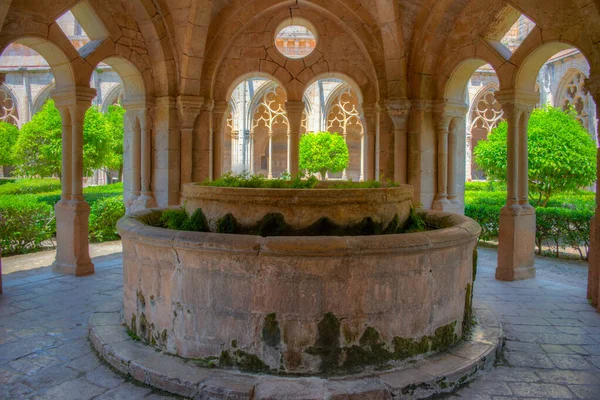 西班牙Santes Creus修道院的喷泉 — 图库照片