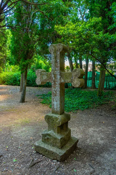 スペインのサンテス クルーズ修道院の石の十字架 — ストック写真