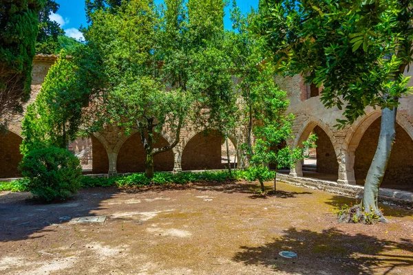 スペインのサンツェス クレウス修道院の回廊 — ストック写真