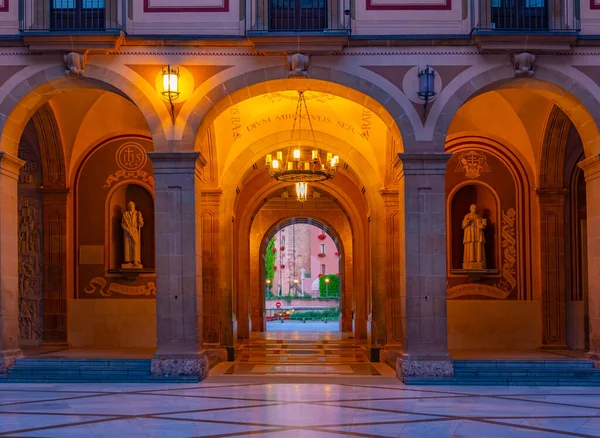 スペインのサンタマリア モンセラット修道院の中庭 — ストック写真