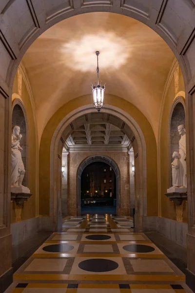 スペインのサンタマリア モンセラット修道院の中庭 — ストック写真