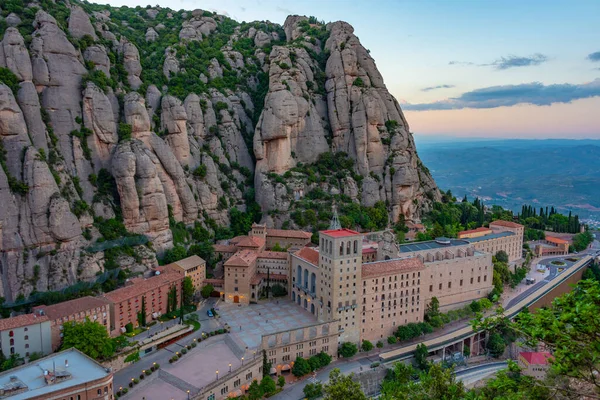 İspanya 'daki Santa Maria de Montserrat Manastırı' nın günbatımı manzarası.