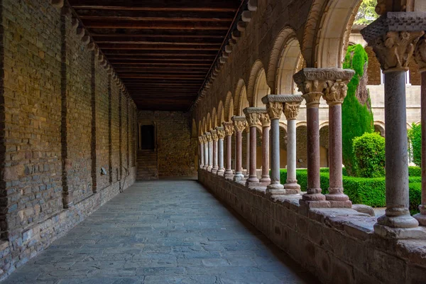 スペインのサンタ マリア リポール修道院の回廊 — ストック写真