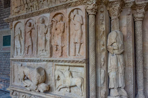 スペインのサンタ マリア リポール修道院への彫刻されたポータル — ストック写真