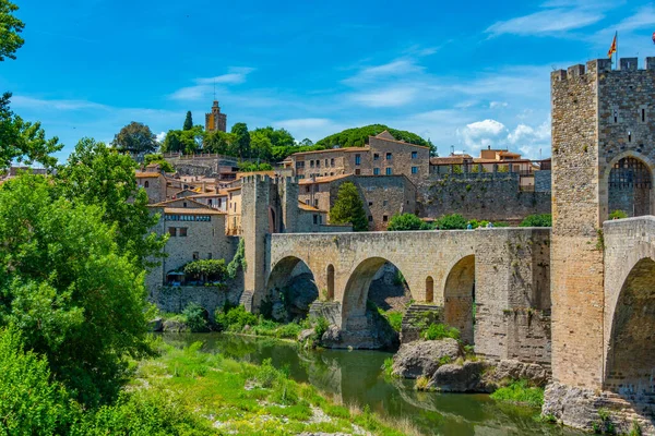 中世の橋が支配するスペインの町ベスバルの街の風景 — ストック写真