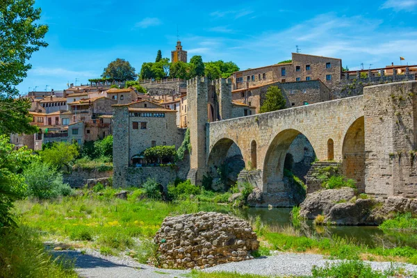 İspanyol şehri Besalu 'ya ortaçağ köprüsü hakim..