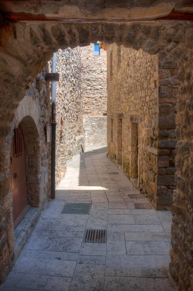 Średniowieczna Ulica Hiszpańskim Mieście Besalu — Zdjęcie stockowe