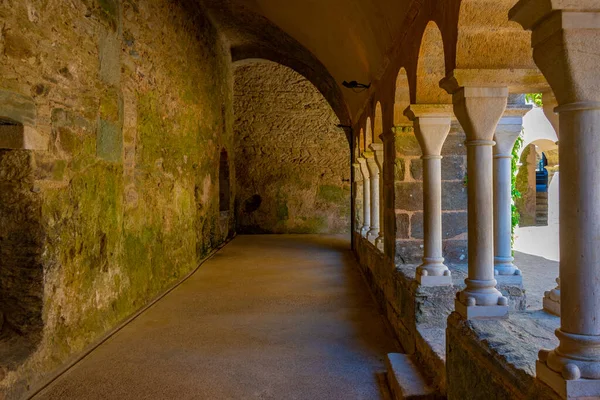 スペインのサンピエール ローデス修道院の回廊 — ストック写真