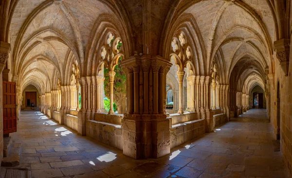 スペインのサンツェス クレウス修道院の回廊 — ストック写真