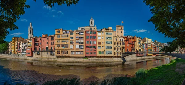 stock image Colorful houses alongside river in the center of Girona, Spain.