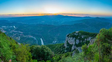 Montserrat doğal parkını çevreleyen gündoğumu manzarası.