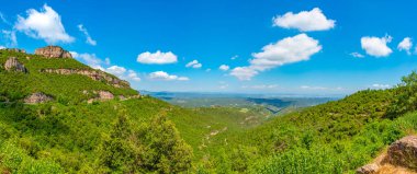 Montserrat doğal parkını çevreleyen manzara manzarası.