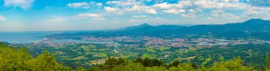 İspanya ile Fransa sınırındaki Irun ve Hendaye kasabalarının Panorama manzarası.