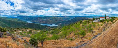 İspanya 'nın Vilvestre köyünden Douro nehrinin manzarası.