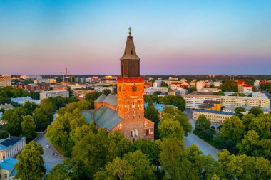 Turku, Finlandiya 'daki katedralin gün batımı manzarası.