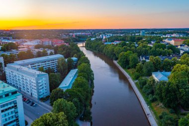Turku, Finlandiya 'daki Aura nehrinin Panorama manzarası.