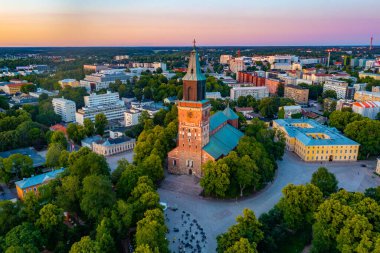 Turku, Finlandiya 'daki katedralin gün batımı manzarası.