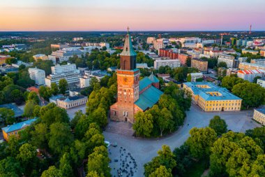 Turku, Finlandiya 'daki katedralin gün batımı manzarası.