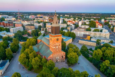 Turku, Finlandiya 'daki katedralin gün batımı manzarası.