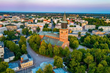 Turku, Finlandiya 'daki katedralin gün batımı manzarası.