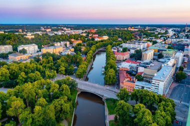 Turku, Finlandiya 'daki Aura nehrinin Panorama manzarası.