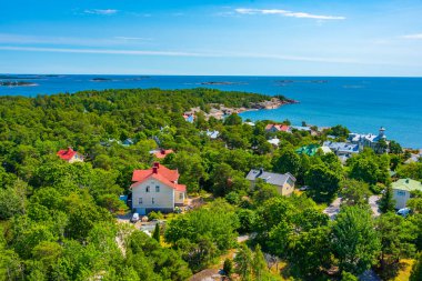 Hanko, Finlandiya 'daki renkli kereste evlerinin havadan görünüşü.